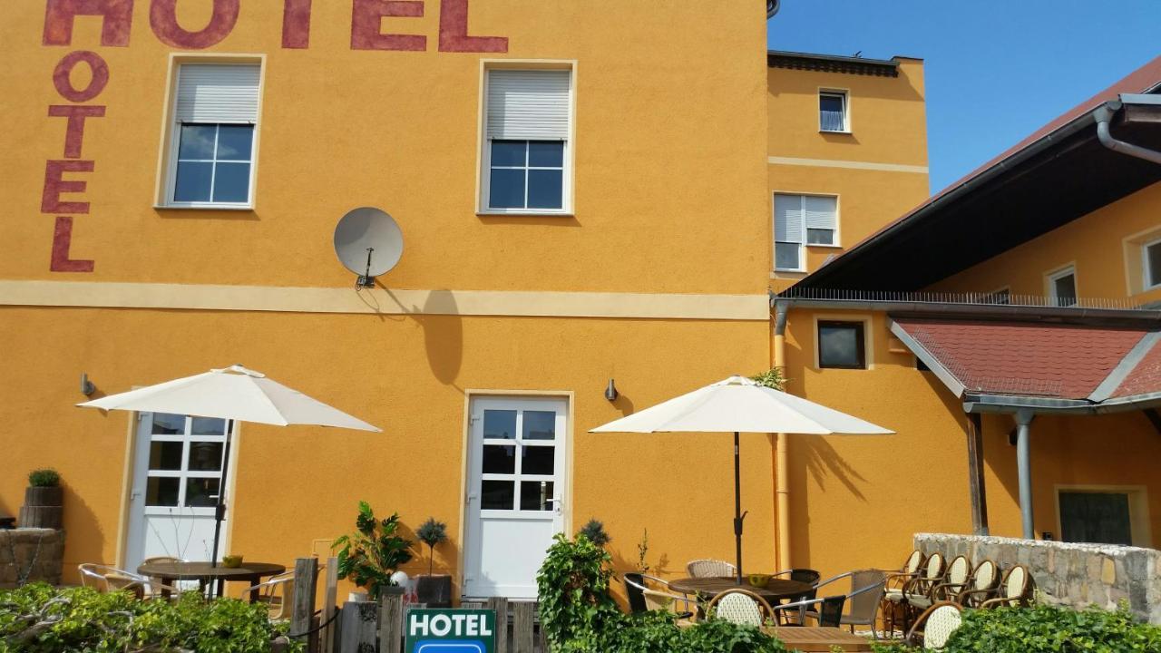 Hotel-Pension Gruene Linde Delitzsch Bagian luar foto