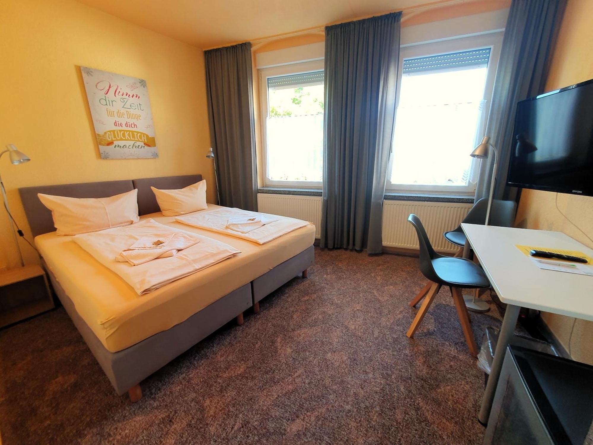 Hotel-Pension Gruene Linde Delitzsch Bagian luar foto
