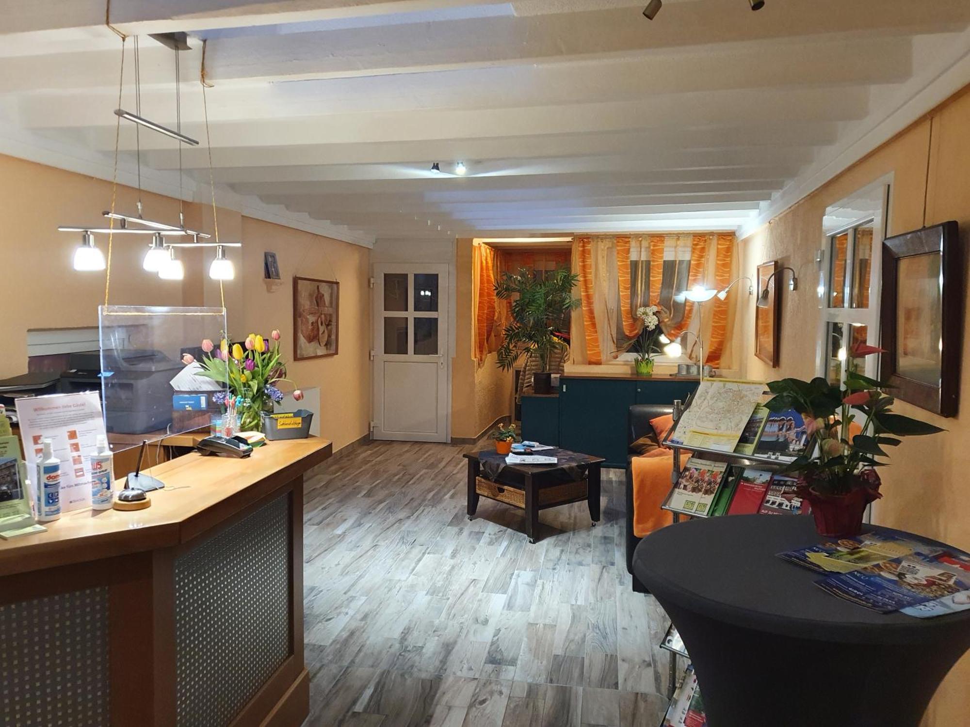 Hotel-Pension Gruene Linde Delitzsch Bagian luar foto