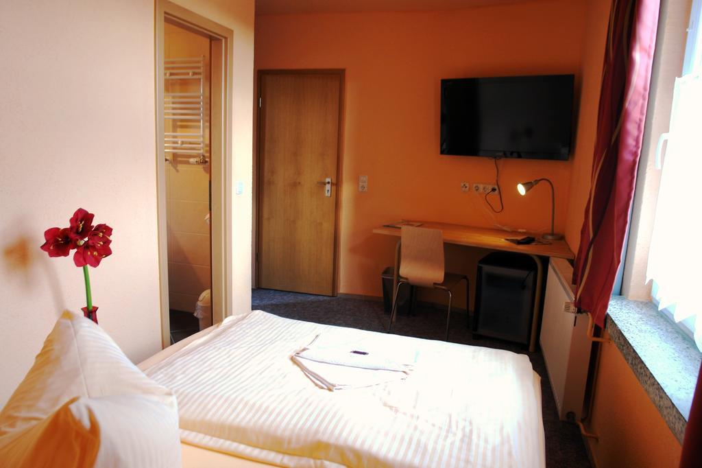 Hotel-Pension Gruene Linde Delitzsch Ruang foto
