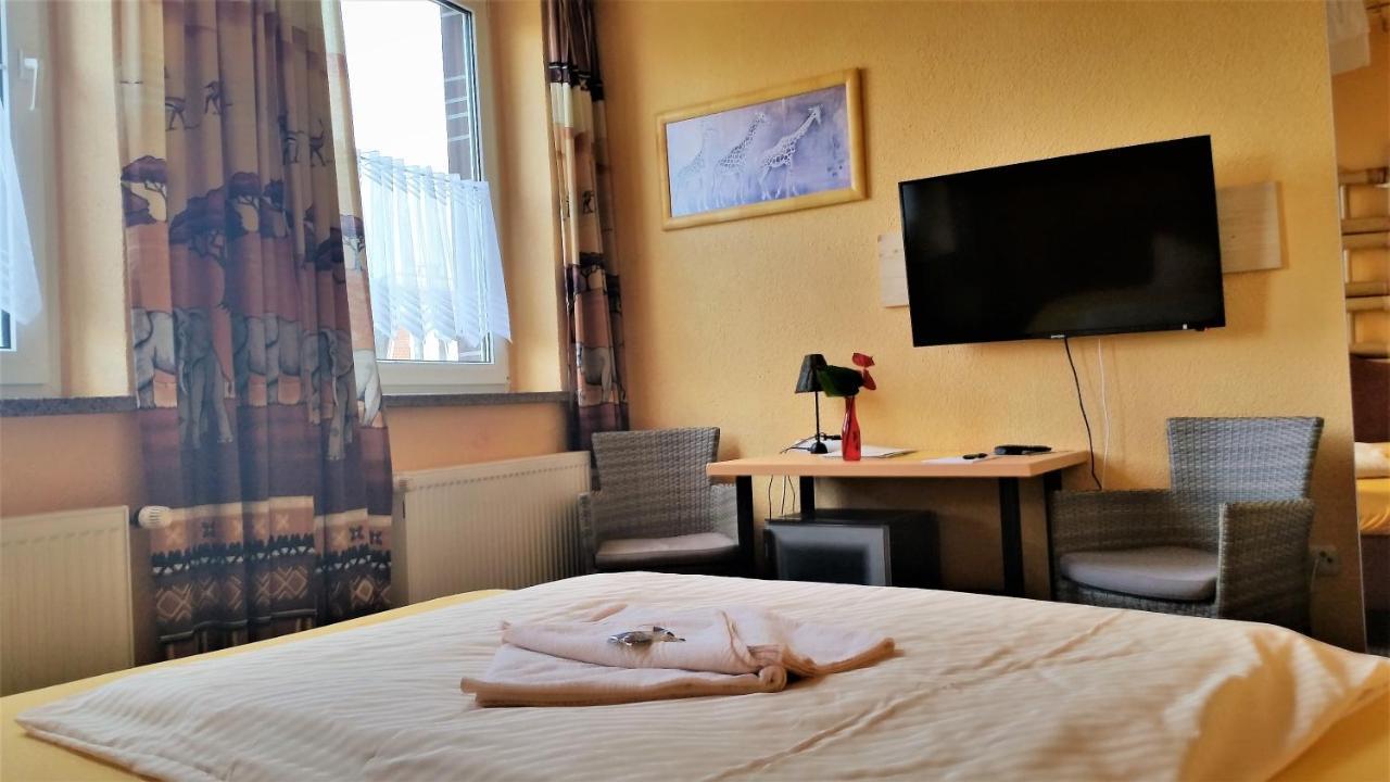 Hotel-Pension Gruene Linde Delitzsch Bagian luar foto